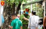 Công an Hà Nội tuần tra, lập biên bản xử phạt người không đeo khẩu trang